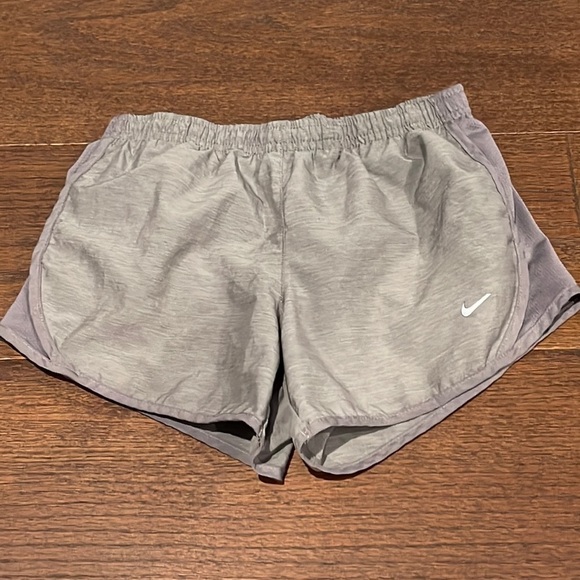 NIKE Girls Dri-Fit Grey Shorts Size Medium - Picture 1 of 4